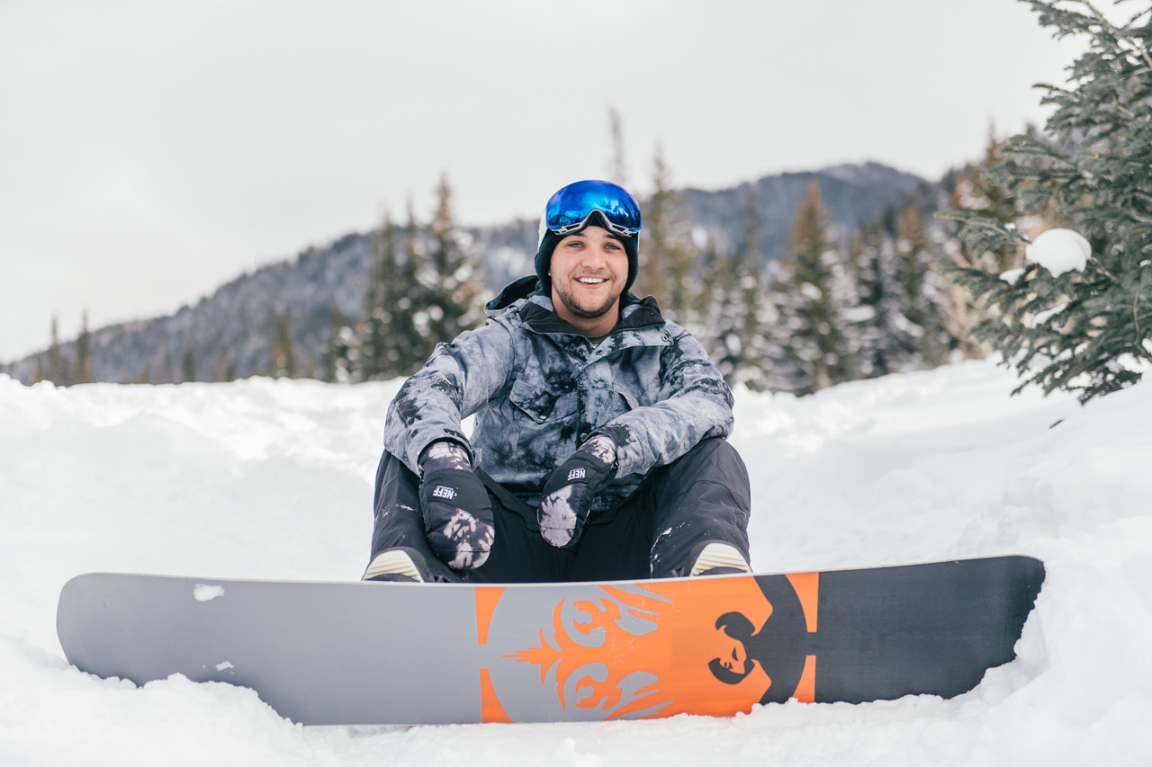senior portraits with snowboard